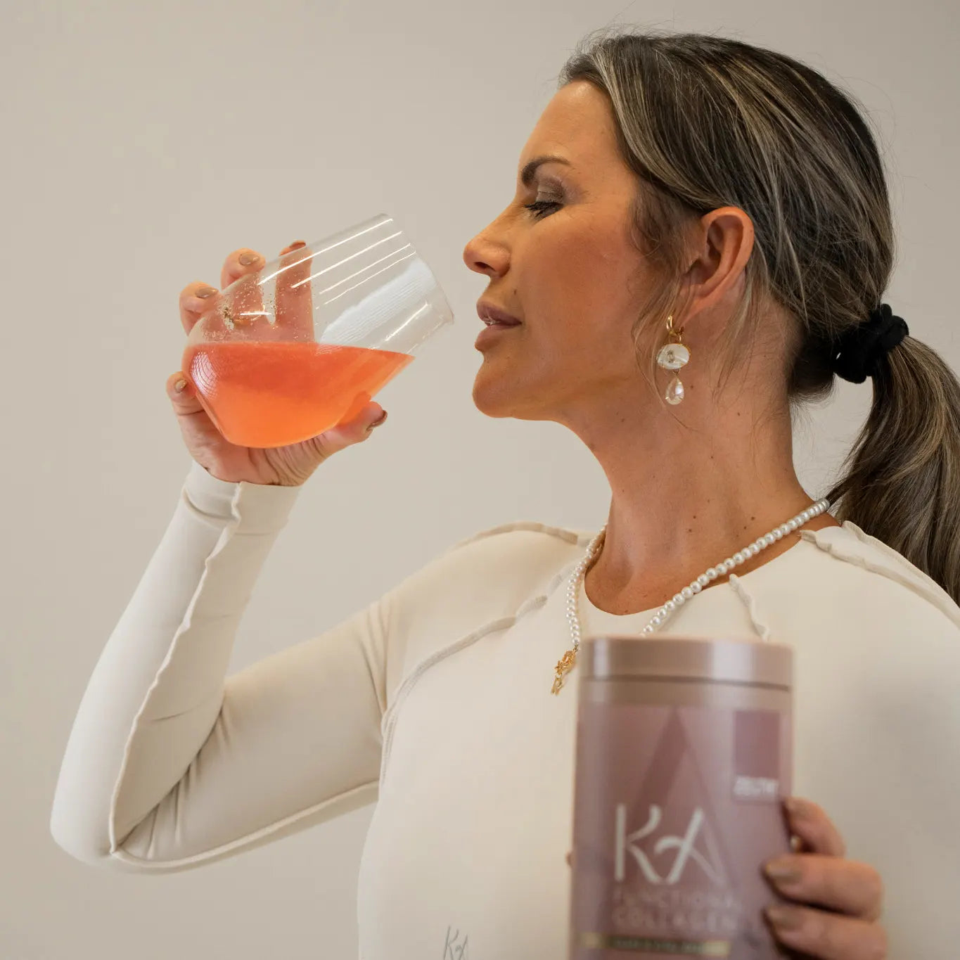 Kátia Aveiro a beber KA Colagénio Funcional Lima-Morango – Zelthy Nutrition